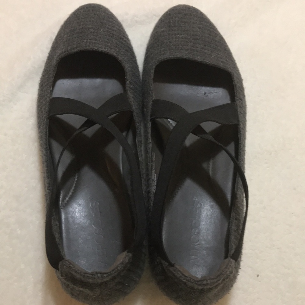 | EUC Aerosoles Gray Flat Shoes - 8.5